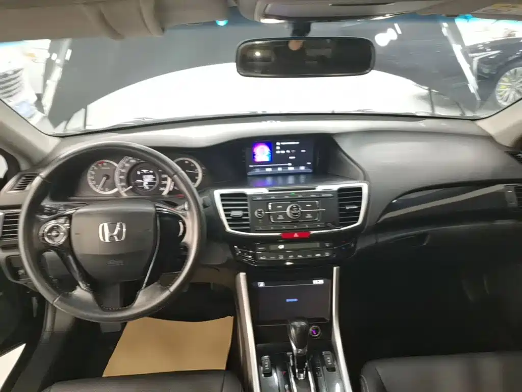 Honda Accord — фото 10