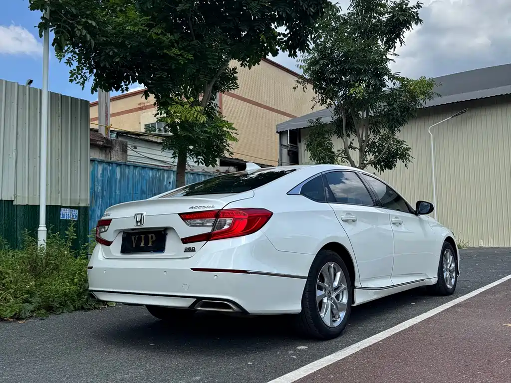 Honda Accord — фото 11