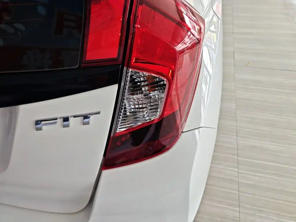 Honda Fit — фото 8