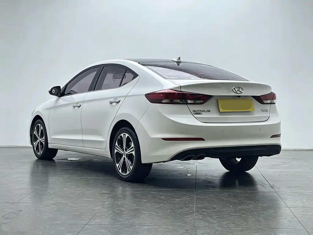 Hyundai Elantra — фото 4