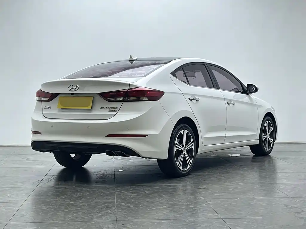 Hyundai Elantra — фото 7