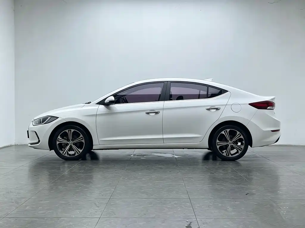 Hyundai Elantra — фото 8