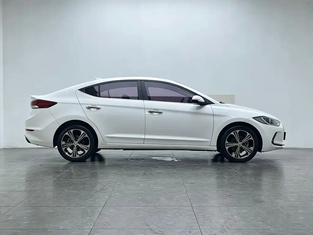 Hyundai Elantra — фото 9