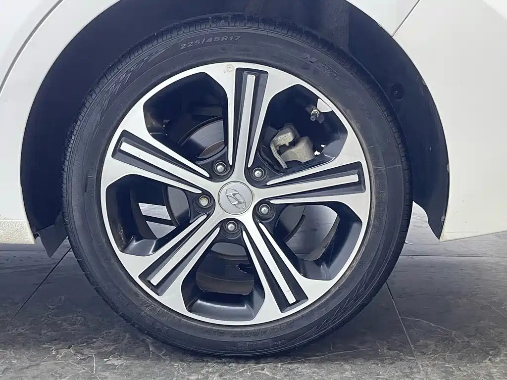Hyundai Elantra — фото 10