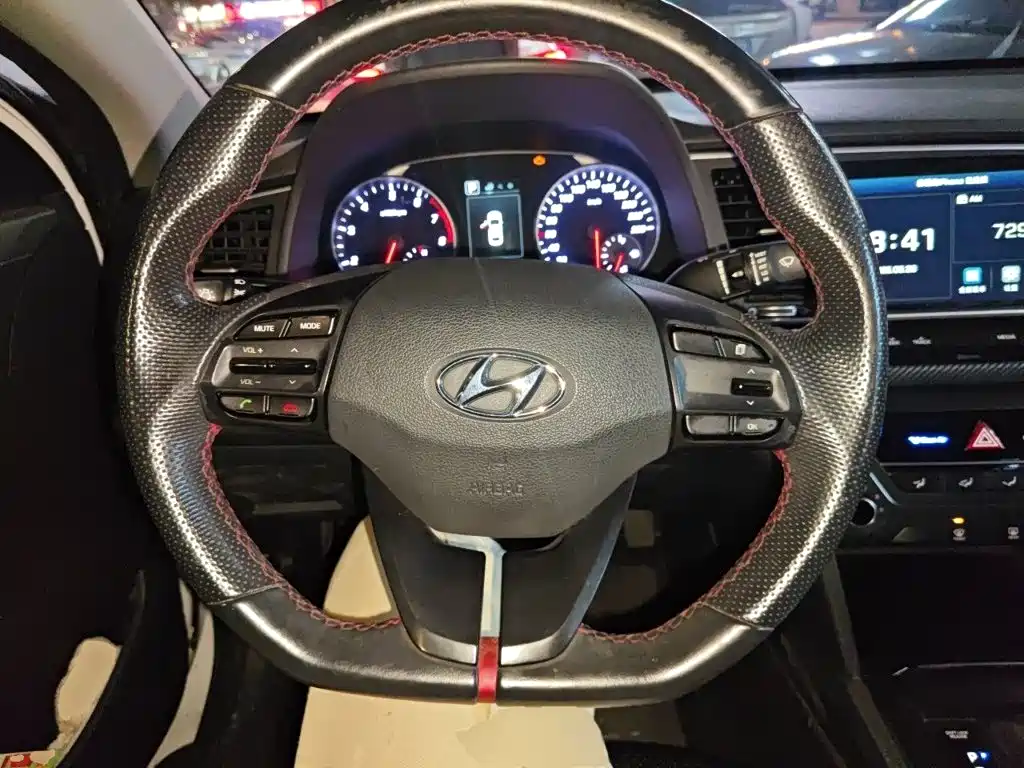 Hyundai Elantra — фото 11