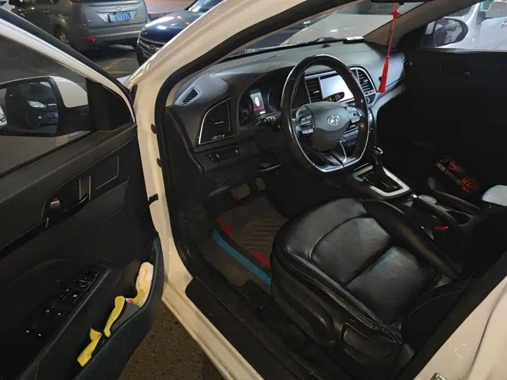 Hyundai Elantra — фото 17