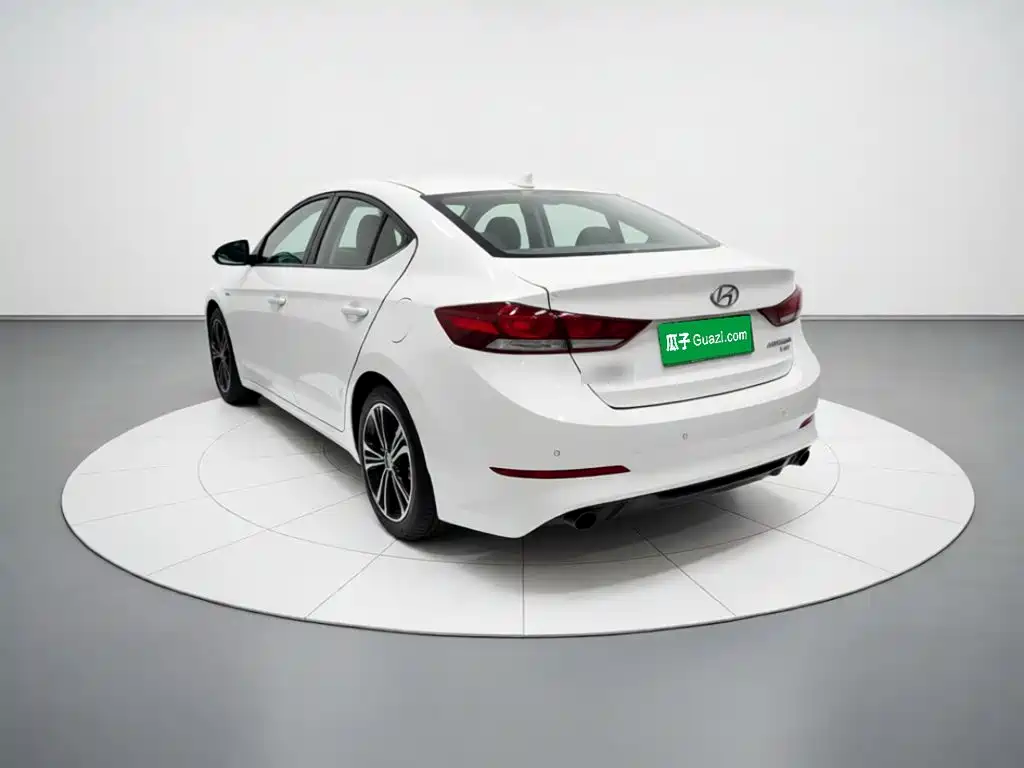Hyundai Elantra — фото 4