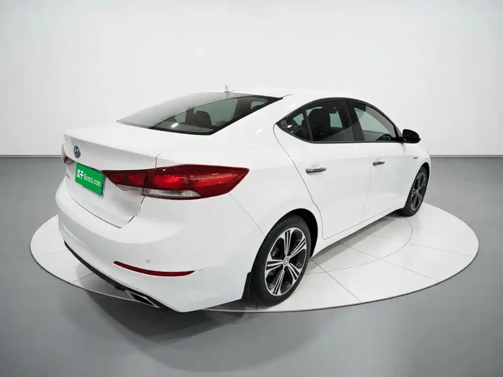 Hyundai Elantra — фото 6