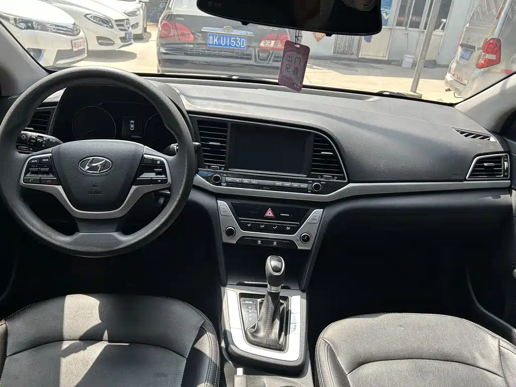 Hyundai Elantra — фото 4