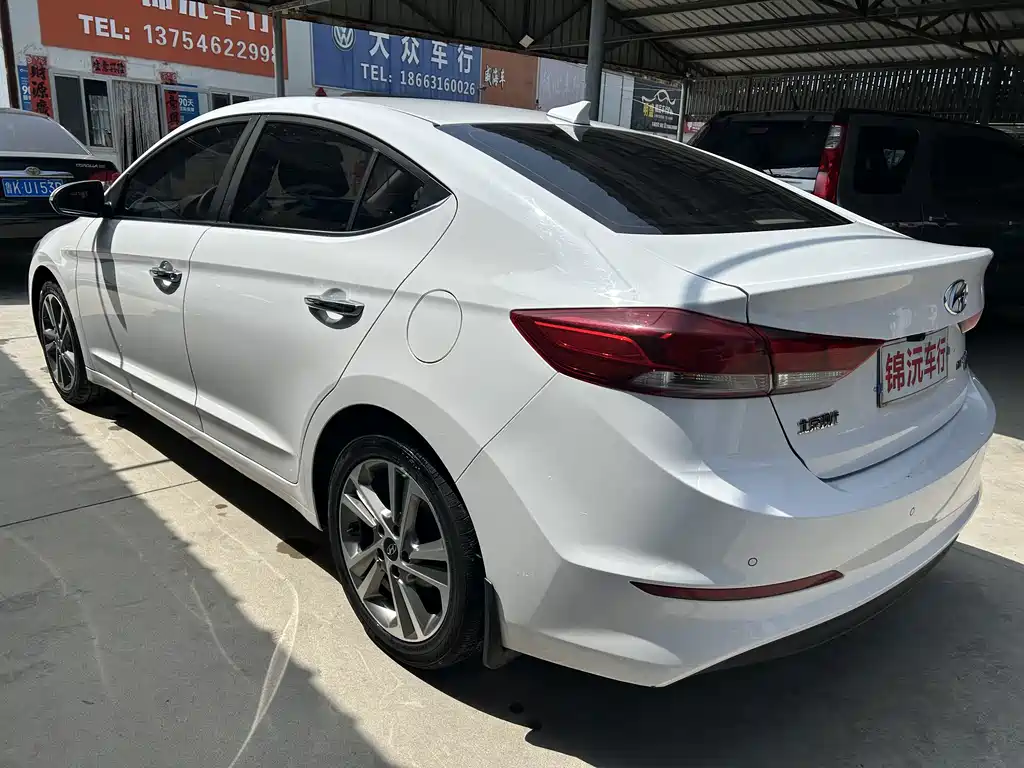 Hyundai Elantra — фото 7