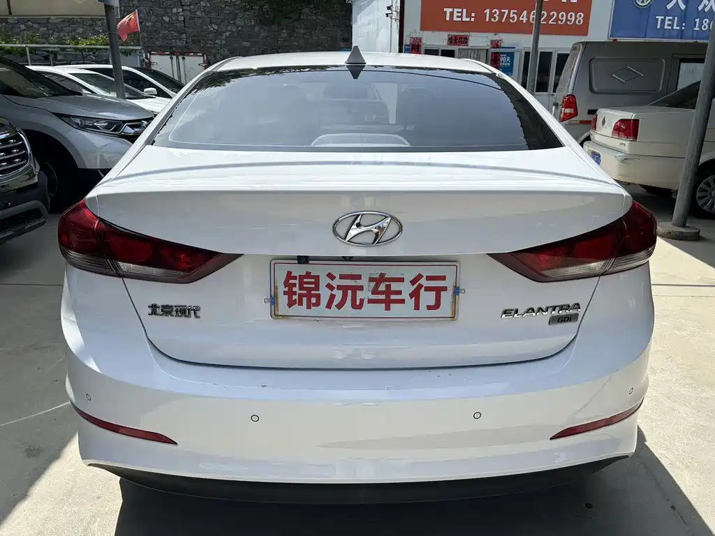 Hyundai Elantra — фото 8