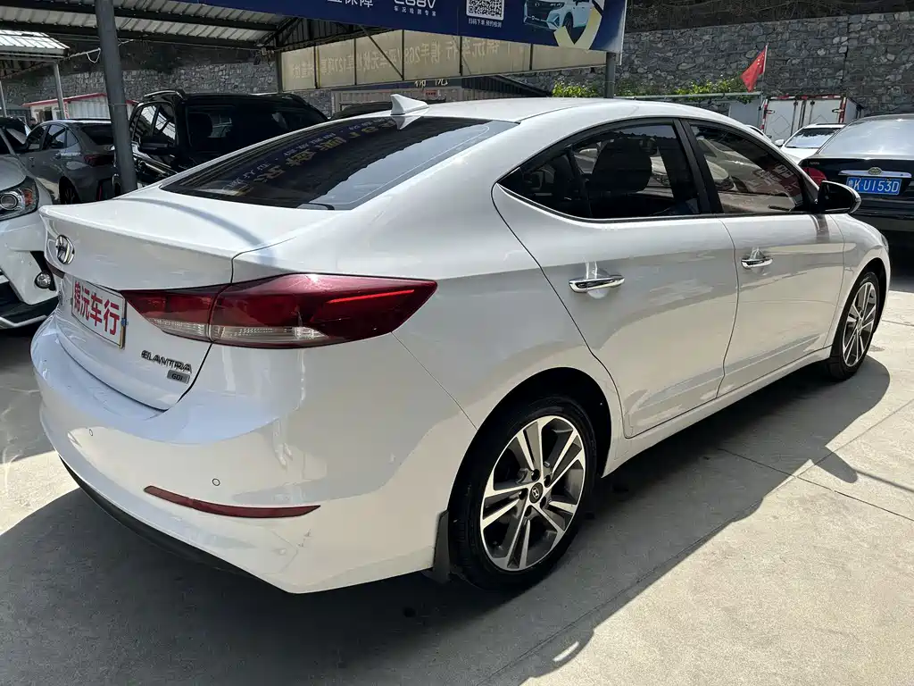 Hyundai Elantra — фото 9