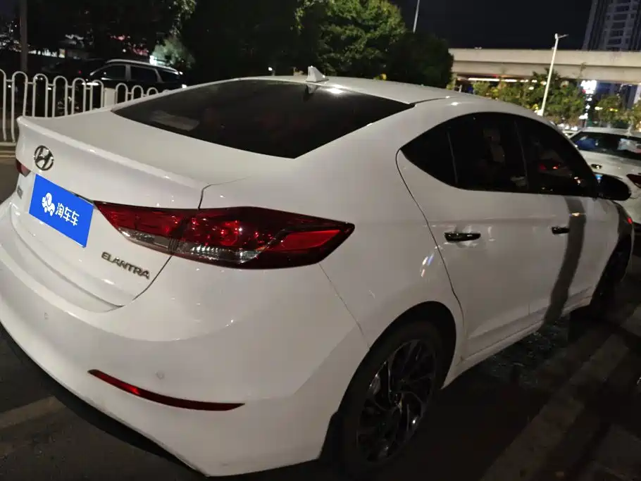 Hyundai Elantra — фото 3