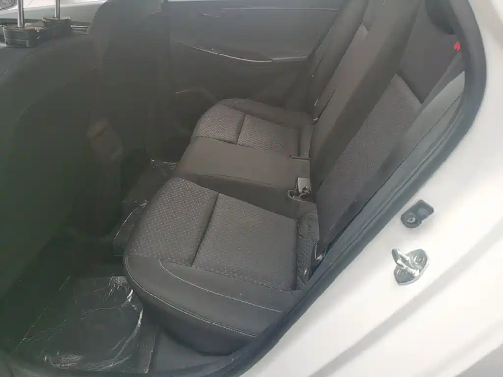 Hyundai Elantra — фото 17