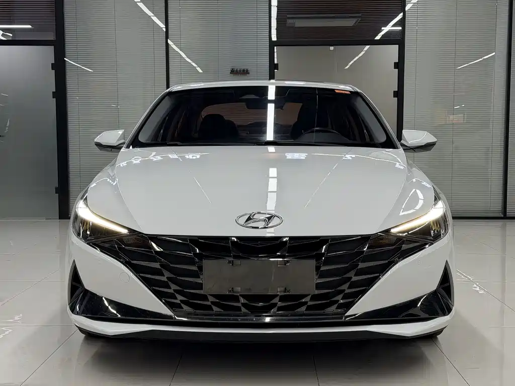 Hyundai Elantra — фото 2