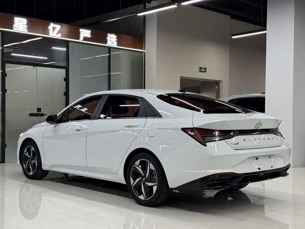 Hyundai Elantra — фото 21
