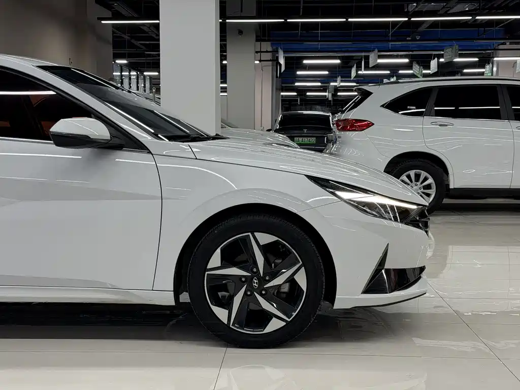 Hyundai Elantra — фото 4