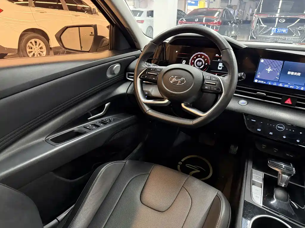 Hyundai Elantra — фото 10