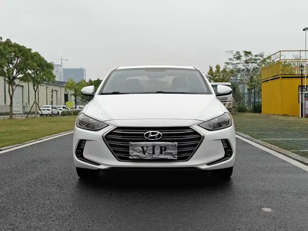 Hyundai Elantra — фото 2
