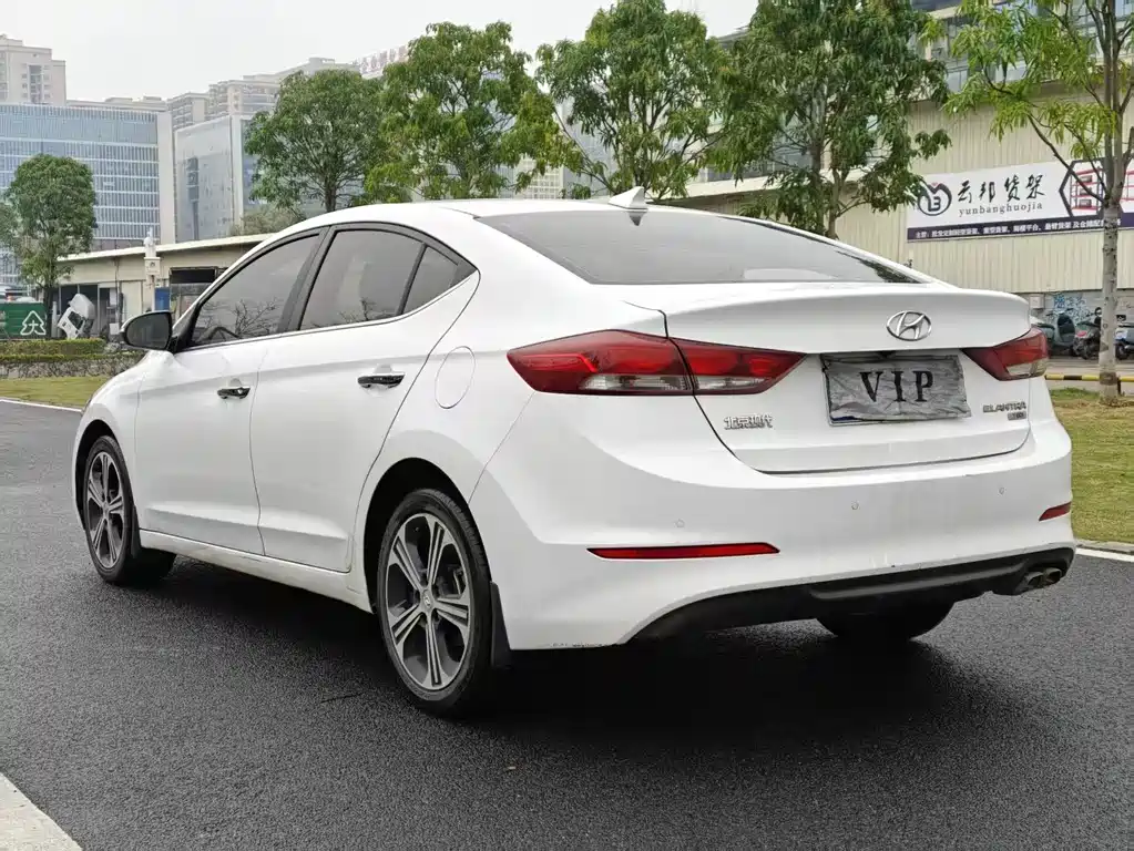 Hyundai Elantra — фото 7