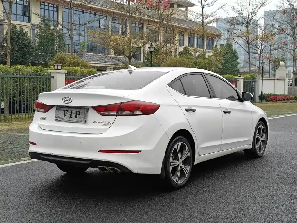 Hyundai Elantra — фото 8