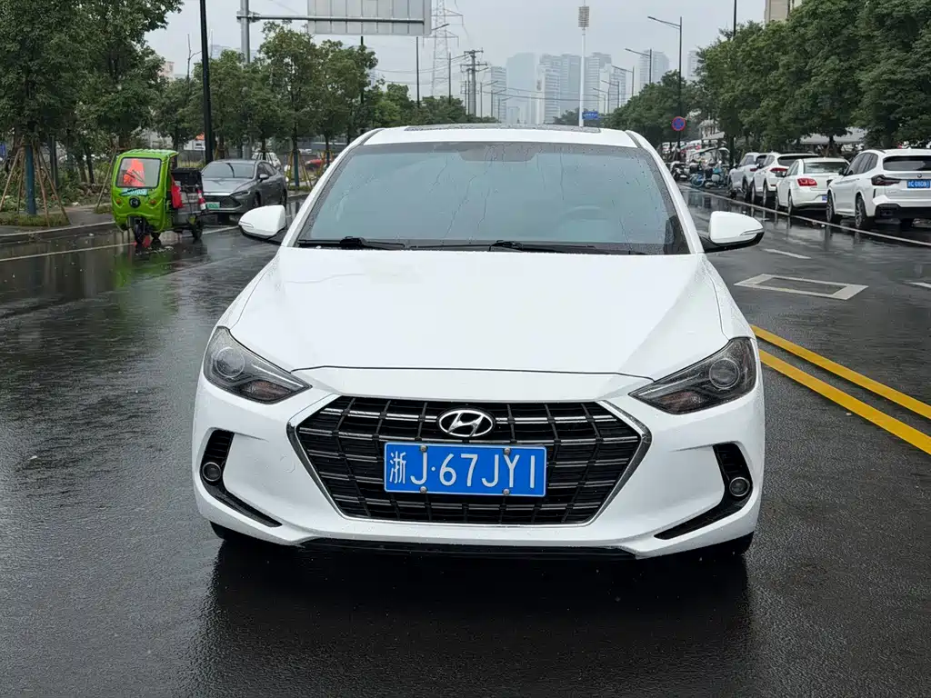 Hyundai Elantra — фото 2