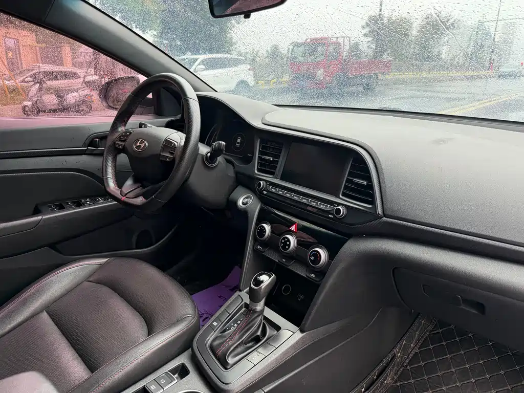 Hyundai Elantra — фото 11