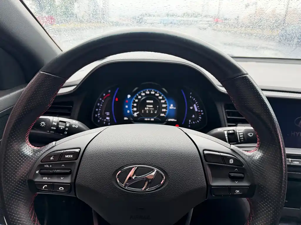 Hyundai Elantra — фото 14