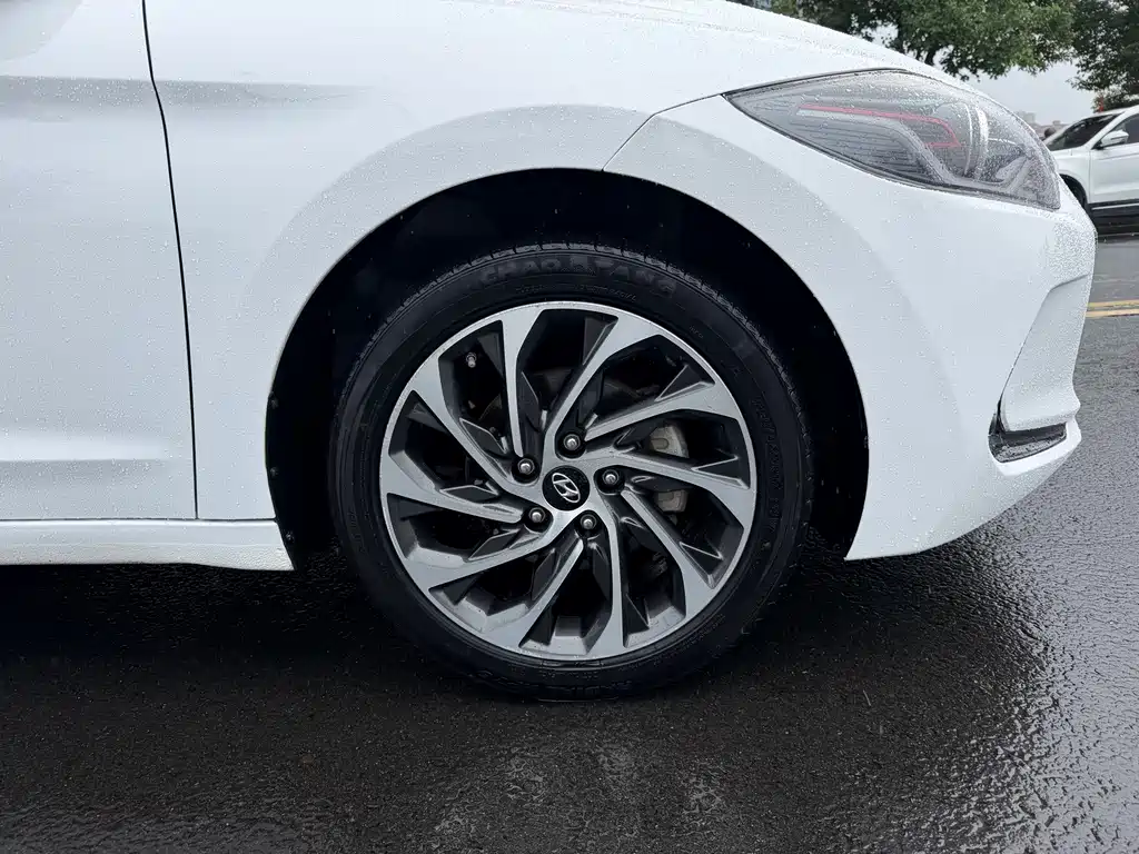 Hyundai Elantra — фото 17