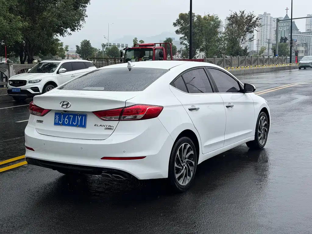 Hyundai Elantra — фото 18