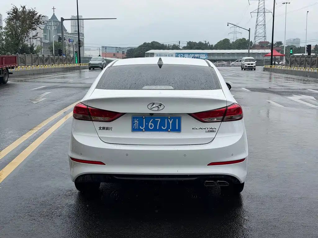 Hyundai Elantra — фото 19