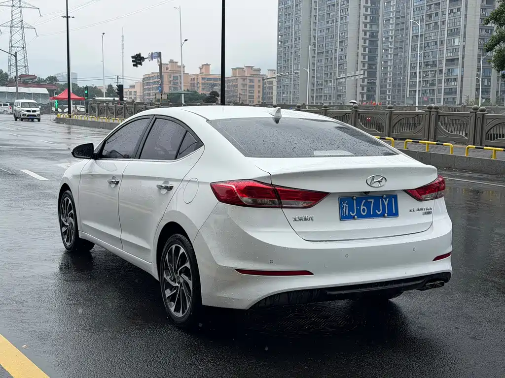 Hyundai Elantra — фото 20