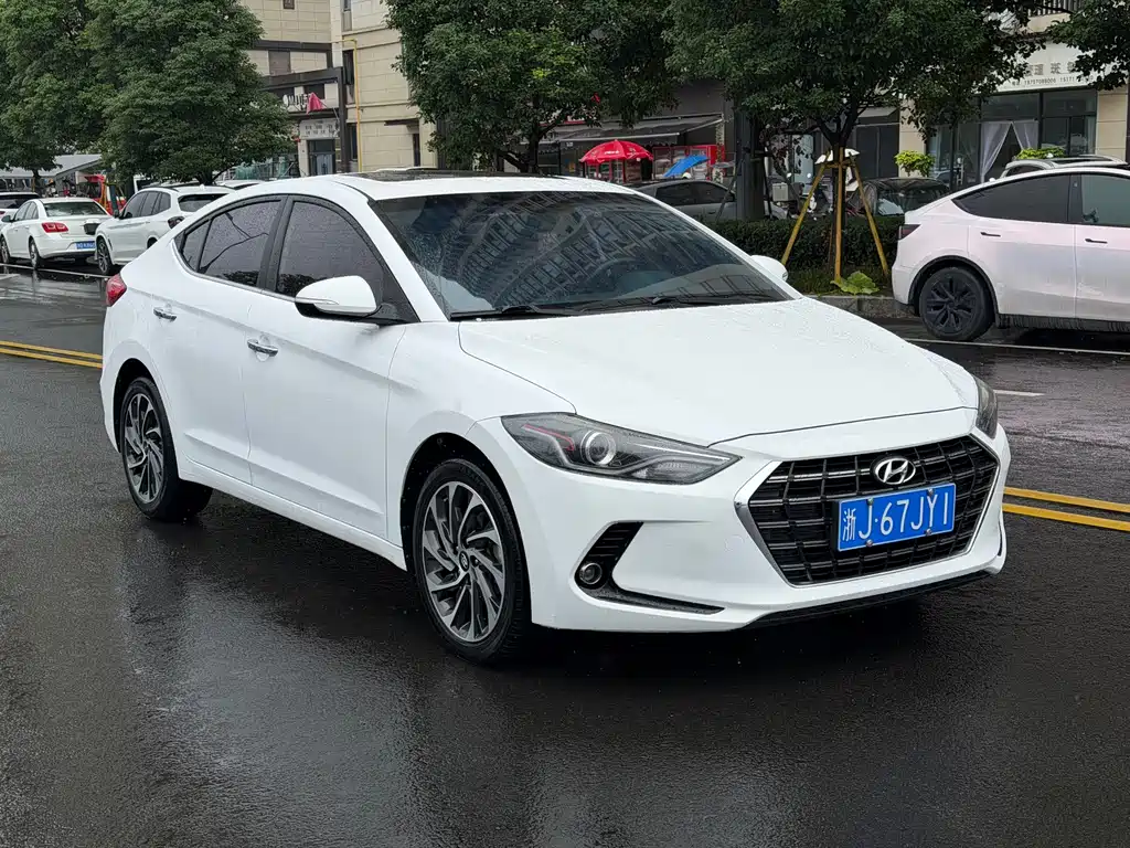 Hyundai Elantra — фото 3