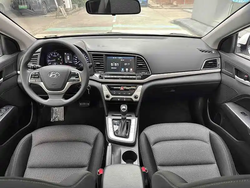 Hyundai Elantra — фото 6