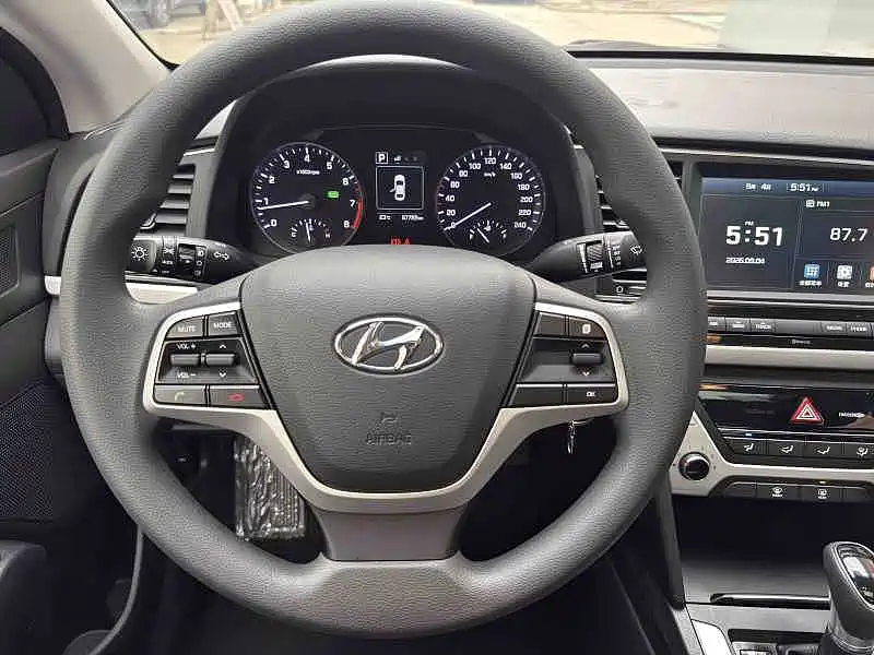 Hyundai Elantra — фото 7