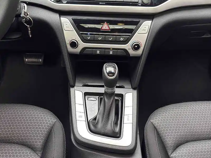 Hyundai Elantra — фото 8