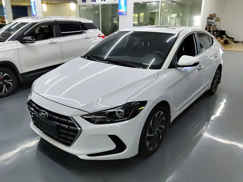Hyundai Elantra — фото 2
