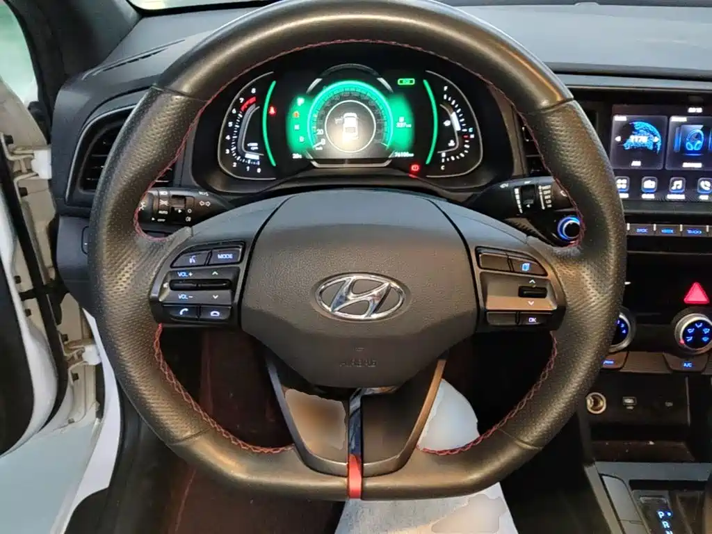 Hyundai Elantra — фото 11
