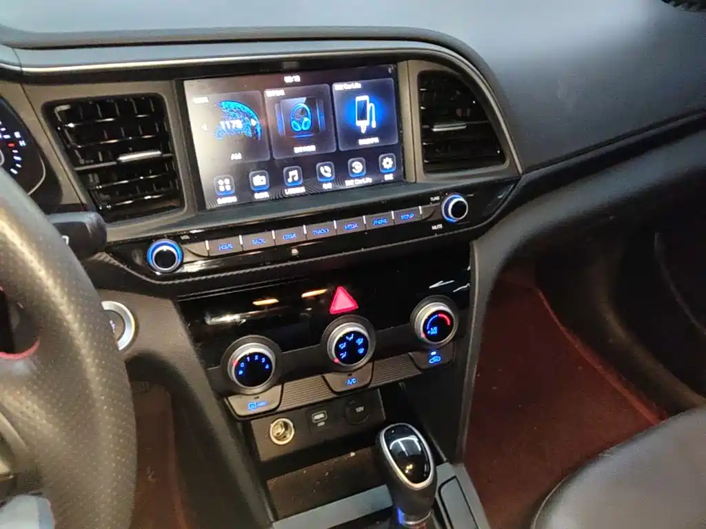 Hyundai Elantra — фото 13