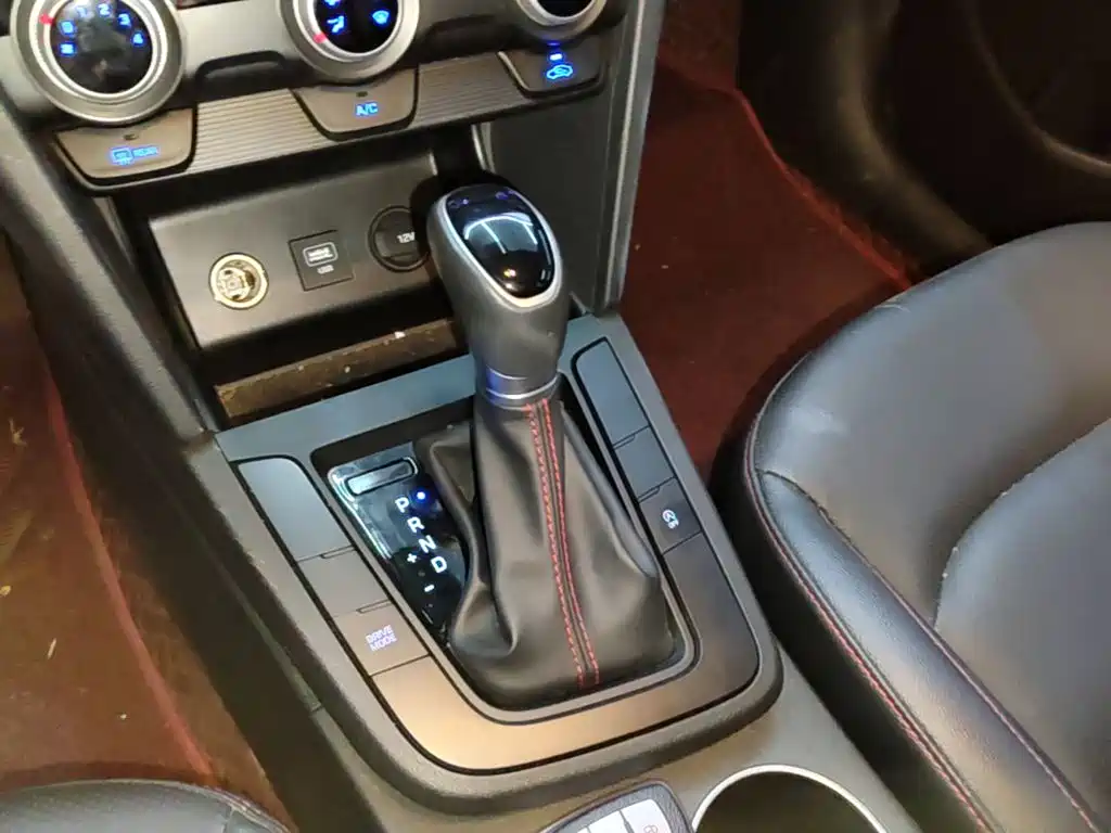 Hyundai Elantra — фото 14