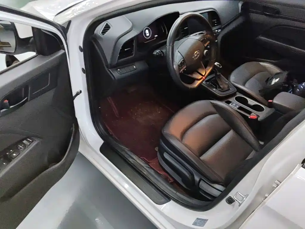 Hyundai Elantra — фото 16