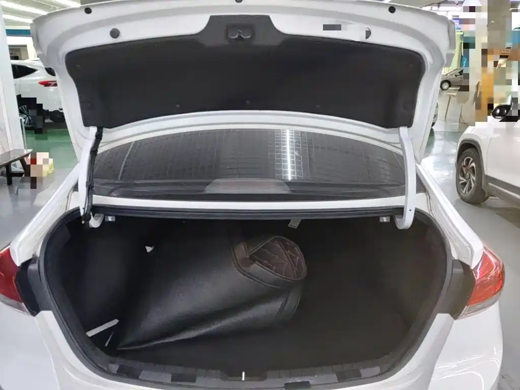Hyundai Elantra — фото 19