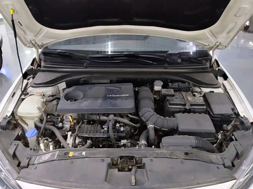 Hyundai Elantra — фото 20