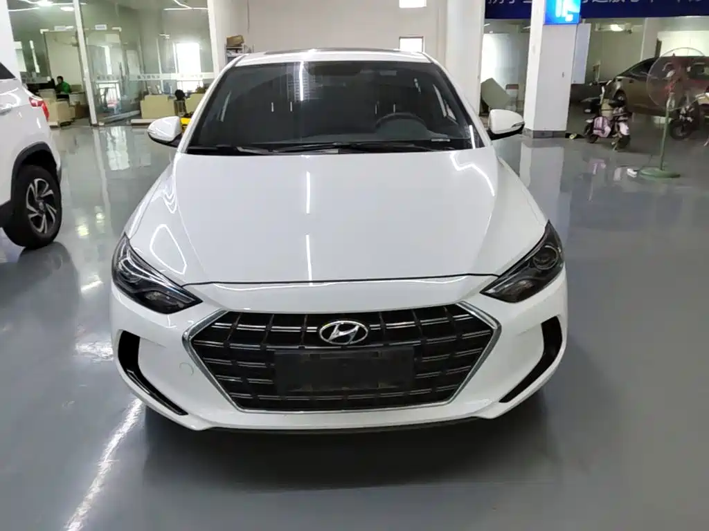 Hyundai Elantra — фото 3
