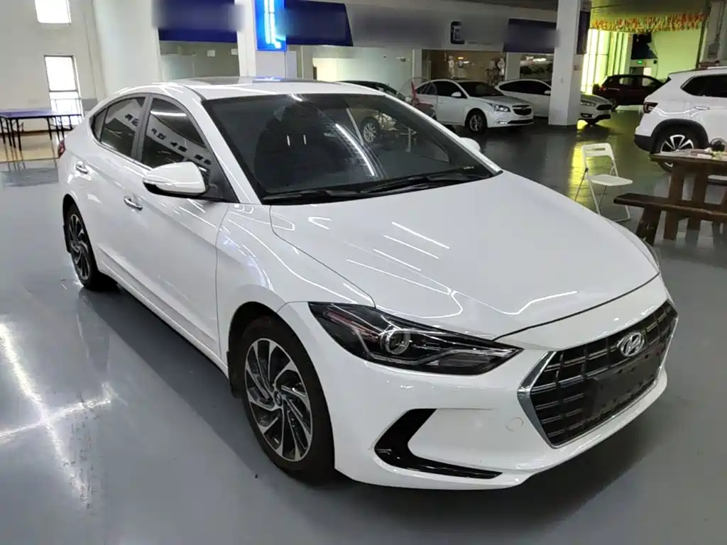Hyundai Elantra — фото 4