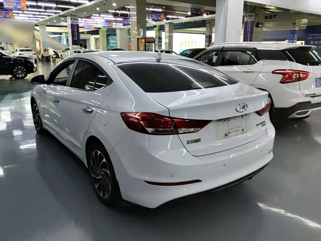 Hyundai Elantra — фото 5