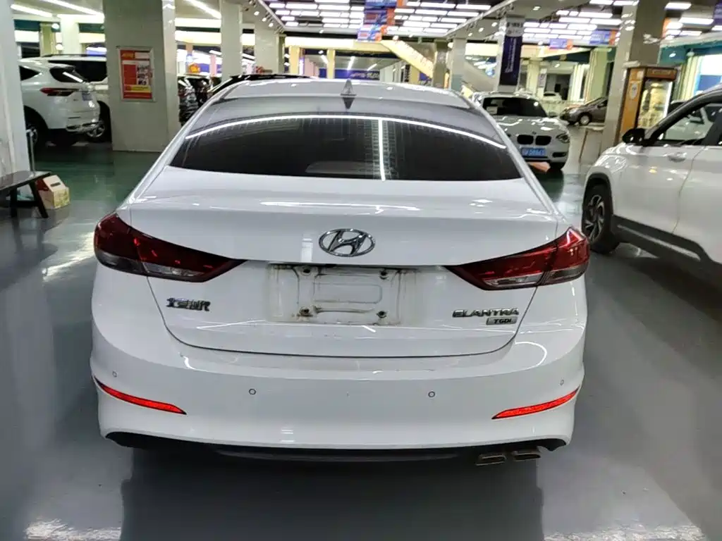 Hyundai Elantra — фото 6