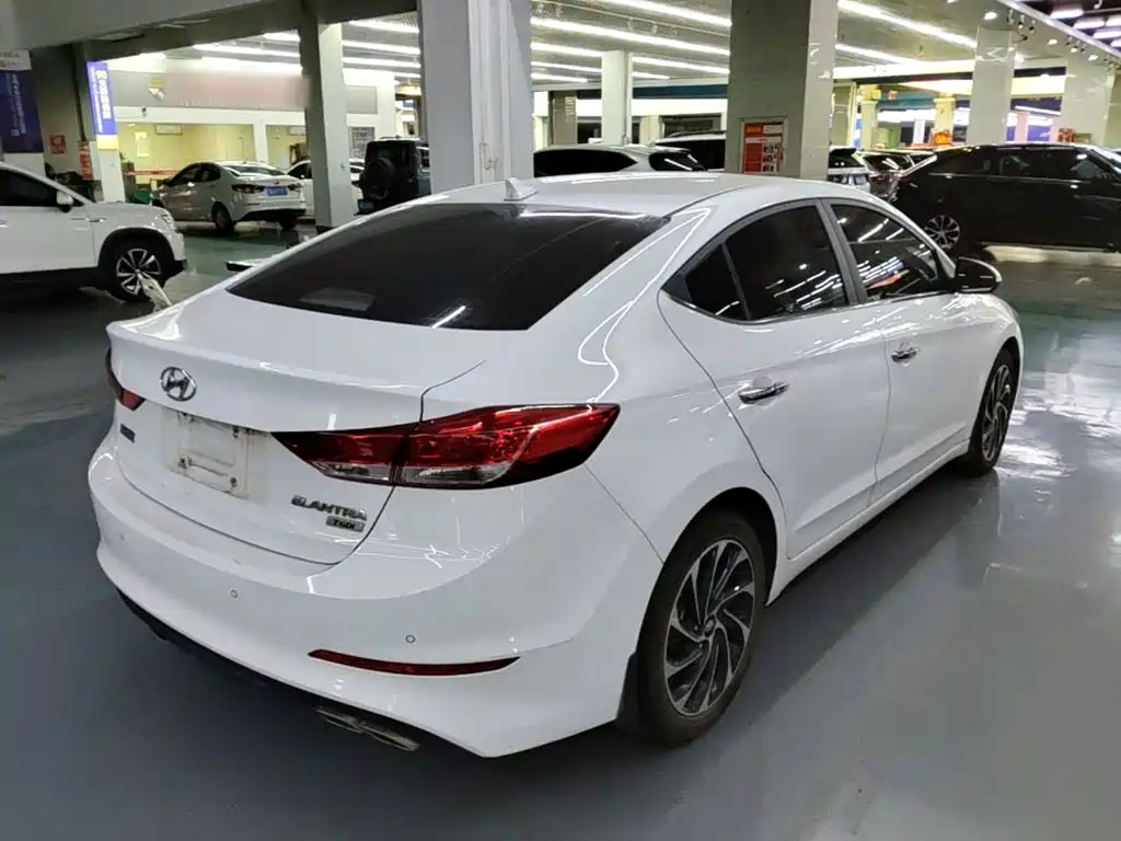 Hyundai Elantra — фото 7