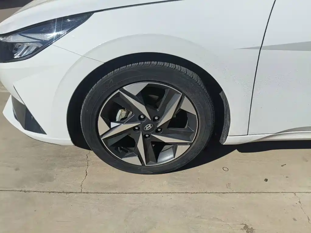 Hyundai Elantra — фото 23