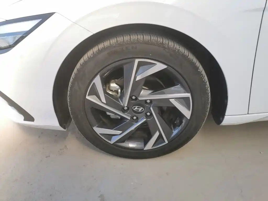 Hyundai Elantra — фото 25